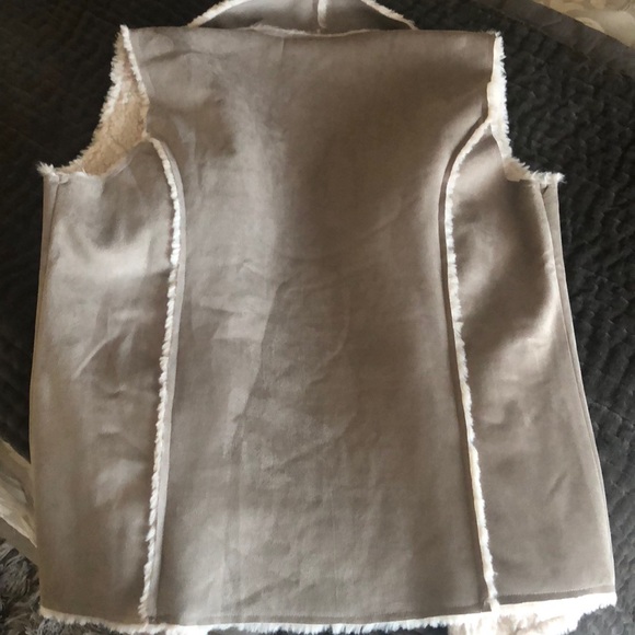 Faux Sherpa Vest in Gray Size Large (Juniors) - Picture 2 of 5